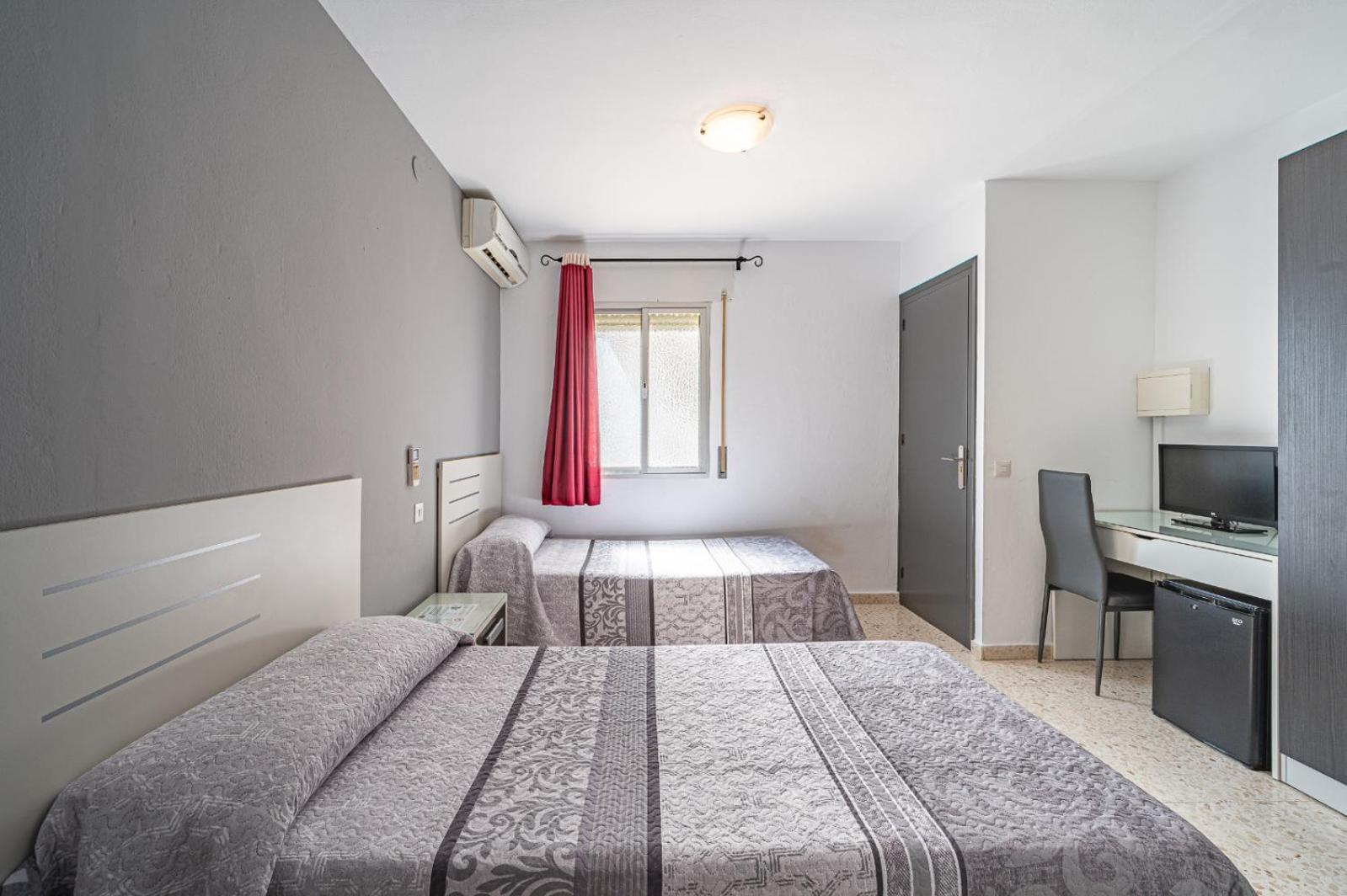 Hostal Ocana Манільва Екстер'єр фото
