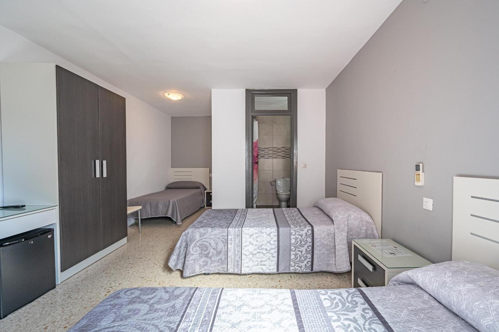 Hostal Ocana Манільва Екстер'єр фото